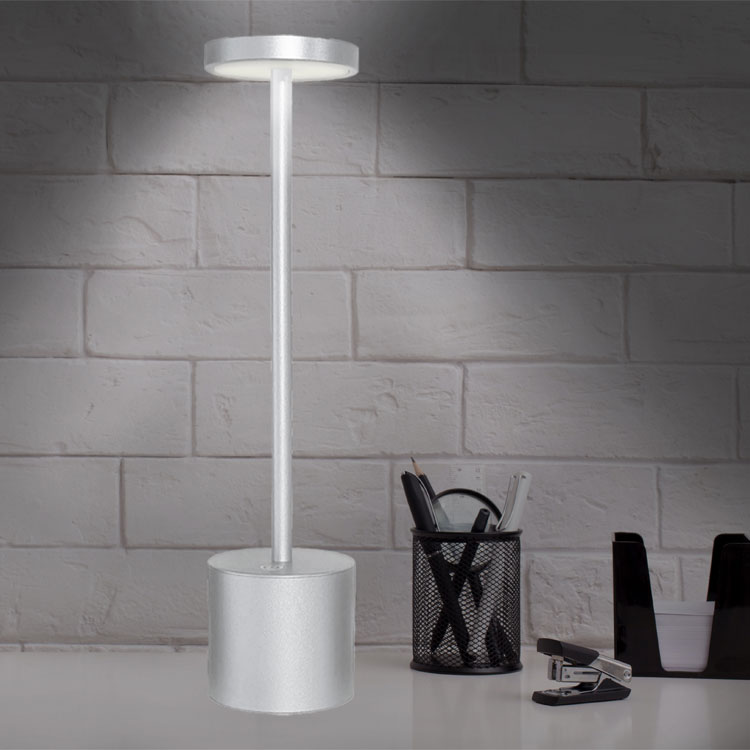 Lámpara de Aluminio Cromado, Blanco Cálido 3W  Recargable 2000mAh
